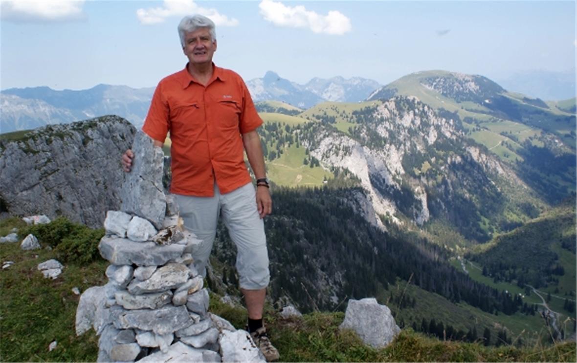 Herrliche Aussicht vom Niederhorn über das Gebiet des geplanten Naturparks Diemtigtal – Geschäftsführer Ueli Sahli hat den Überblick