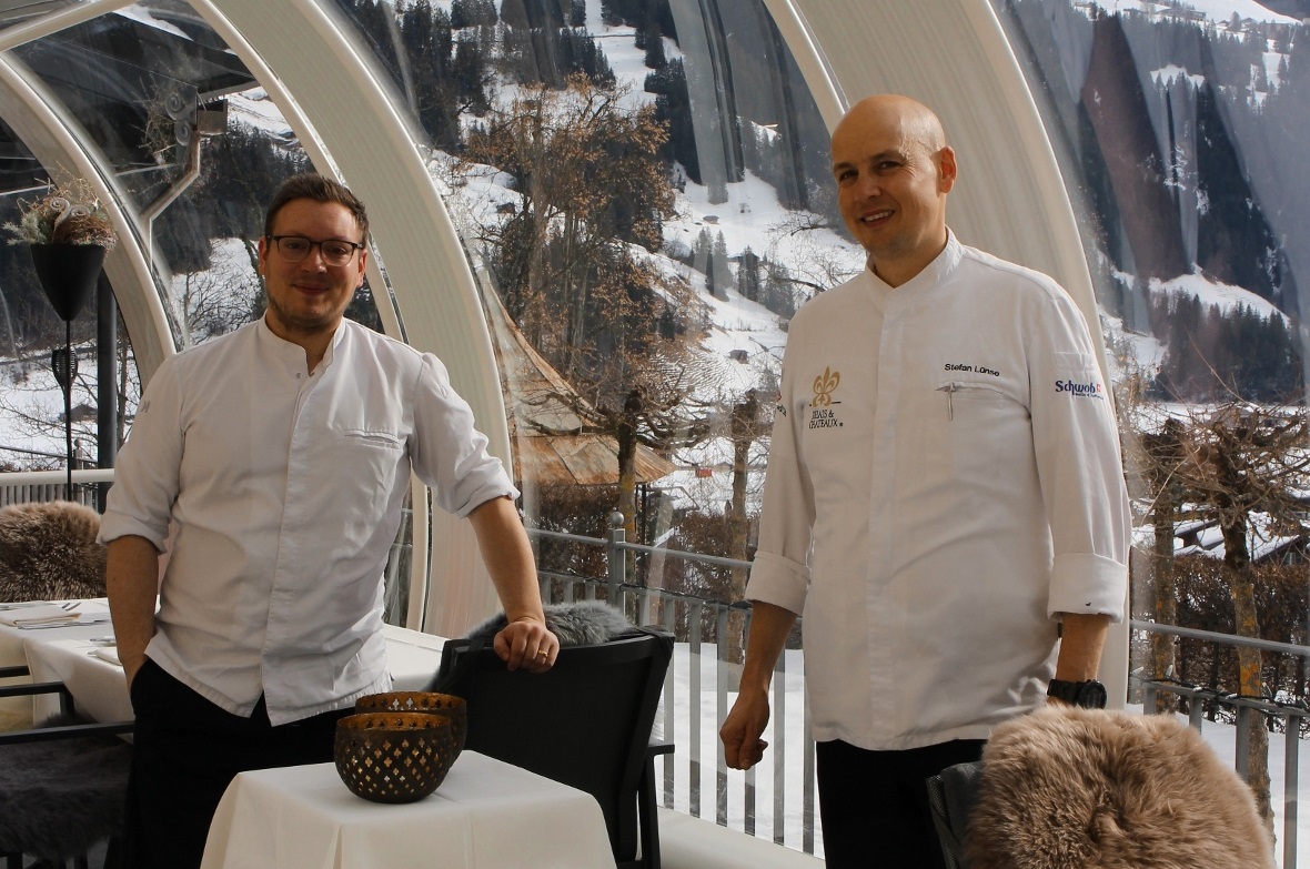 Herzliche Gratulation Thies Henkel (links) zu neu 15 Gault Millau Punkten. Er posiert zusammen mit Chefkoch Stefan Lünse im neuen, innovativen «Turbo-Ei» auf der grandiosen Lenkerhof Terrasse.