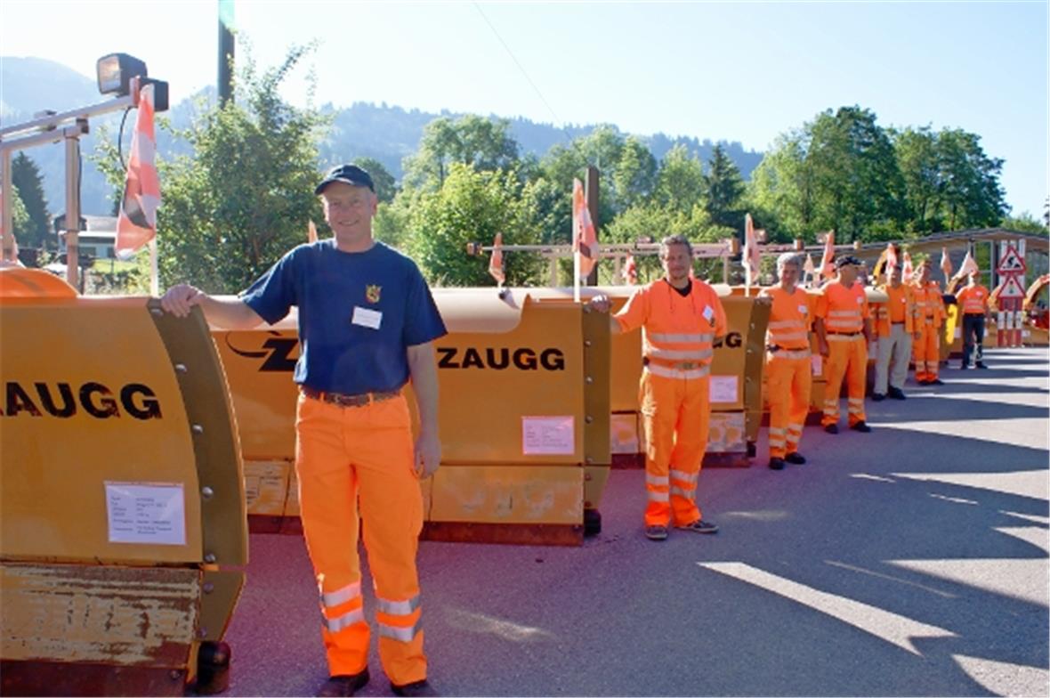Heute räumen gewaltige Schneepflüge des Tiefbauamtes die Schneemassen. Die Mitarbeiter des Strasseninspektorates dafür, dass der Verkehr auf den Strassen rund um das Jahr problemlos und sicher fliesst.
