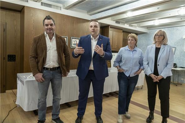 Hielten einen Sessionsrückblick: Nationalrat Thomas Knutti (Weissenburg), Grossrat Nils Fiechter (Oberwil), Grossrätin Barbara Josi (Wimmis) und Grossrätin Anne Speiser (Zweisimmen.)