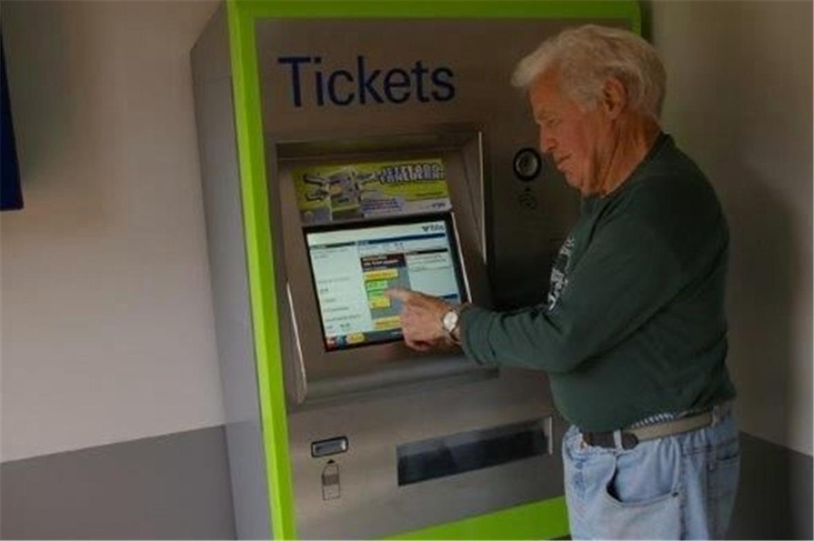 Hier am Bahnhof Ringoldingen benutzt der Kunde noch die letzte Möglichkeit am Billettautomaten zu lösen.
