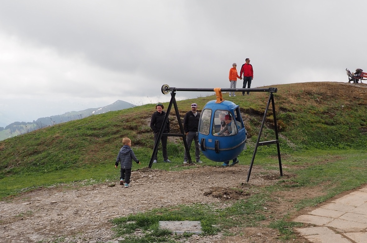Hier macht das Schaukeln in der alten Rinderberg-Gondel richtig Spass.