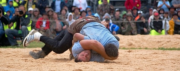 Hier sah Kilian Wenger noch wie der sichere Sieger aus, aber Arnold Forrer konnte sich aus dieser heiklen Situation retten und entschied das Duell der beiden Schwingerkönige in der letzten Minute.