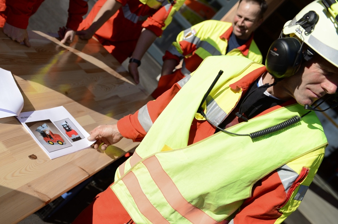 Hier sind seine Kommandantenfähigkeiten gefragt. Nur über Funk gibt er Anweisung...