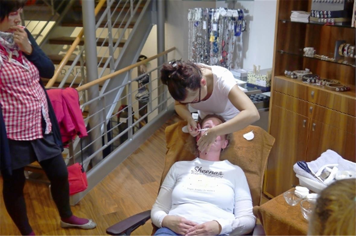 Hier werden die Augenbrauen verschönert.