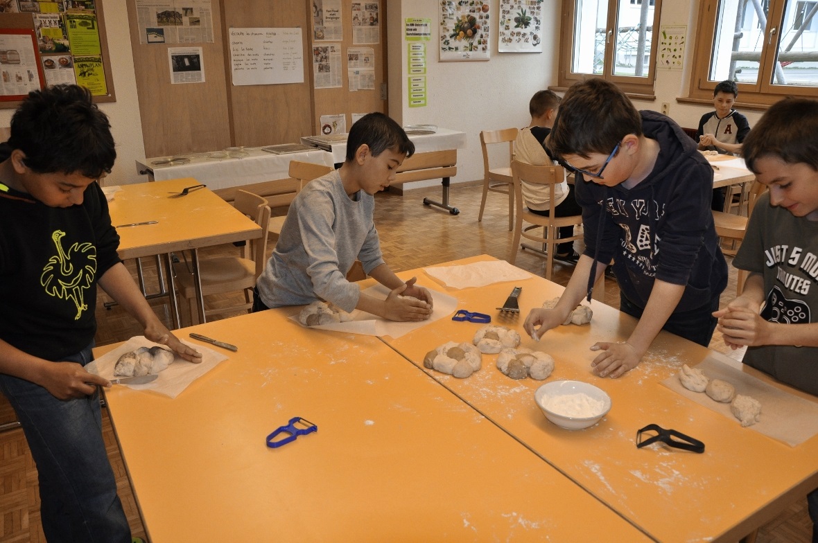 Hier werden im Teamwork Partybrote hergestellt…