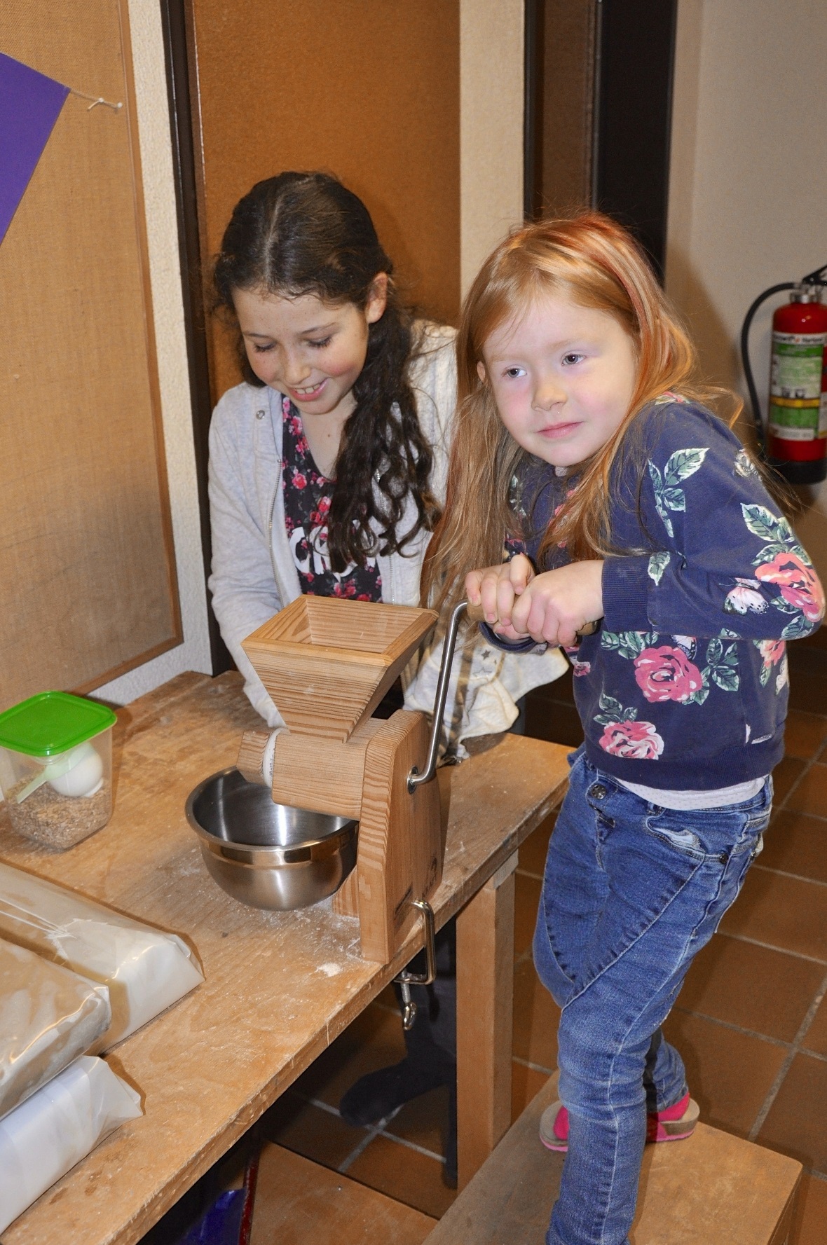 Hier wird gerade gemeinsam mit dem Gotti Mehl für Brot gemacht.