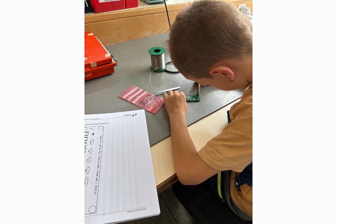 Hier wird in der RUAG ein elektronisches Blinklicht zusammengebaut, welches auf ...