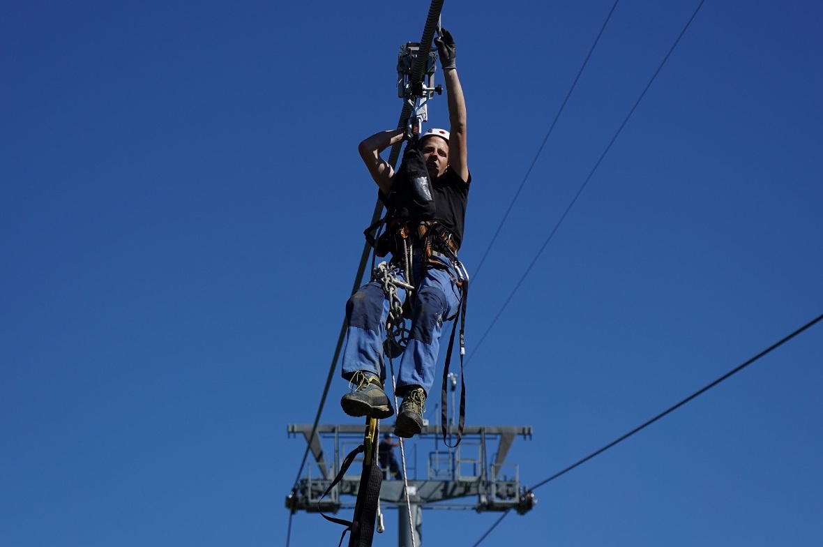 Hilfe naht: Reto Klopfenstein kommt mit dem Seilfahrgerät zum Sessel gefahren.