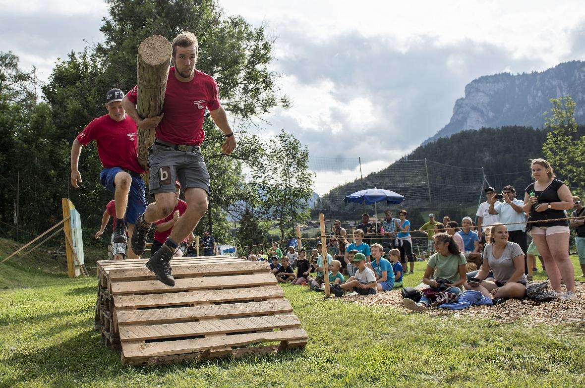 Hindernisslauf in der Gruppe mit Baumstamm