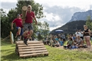 Hindernisslauf in der Gruppe mit Baumstamm