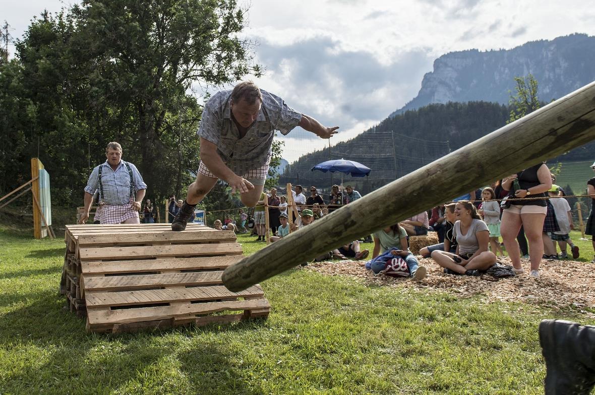 Hindernisslauf in der Gruppe mit Baumstamm