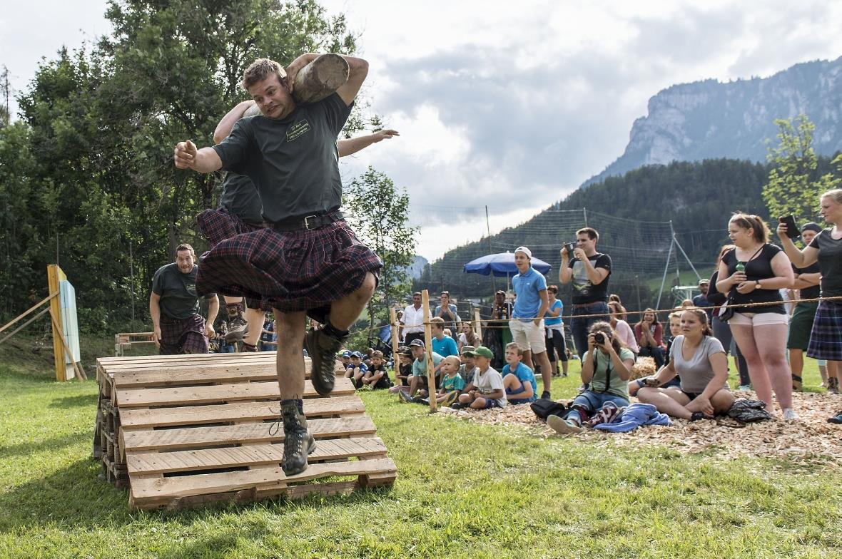Hindernisslauf in der Gruppe mit Baumstamm