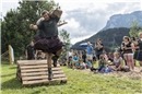 Hindernisslauf in der Gruppe mit Baumstamm