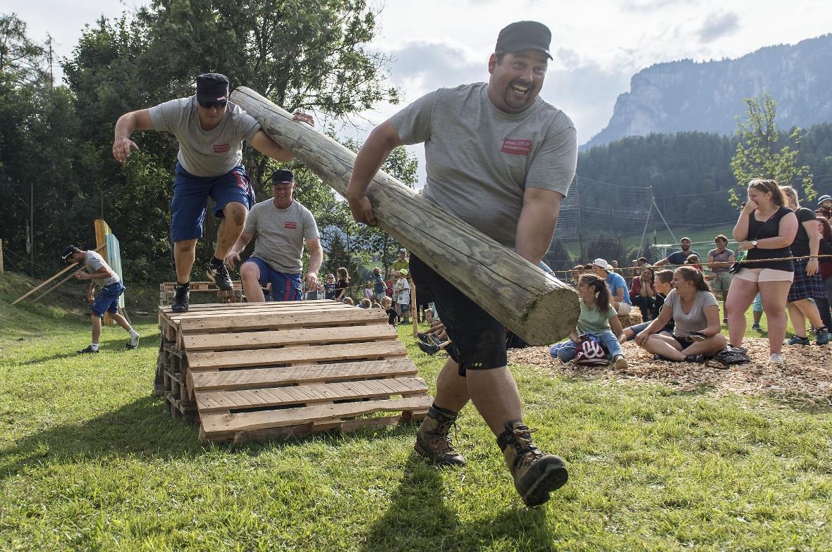 Hindernisslauf in der Gruppe mit Baumstamm