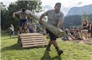 Hindernisslauf in der Gruppe mit Baumstamm
