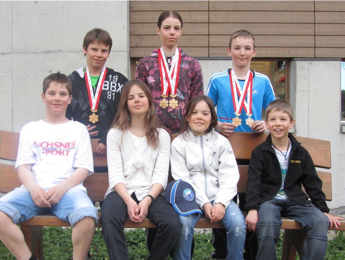 Hinten: Luca Mani, Flavia Weissmüller, Yanick Mani; vorne: Florian Kunz, Livia Weissmüller, Ivana Weissmüller, Severin Cavelti; auf dem Bild fehlt: Natascha Portner.