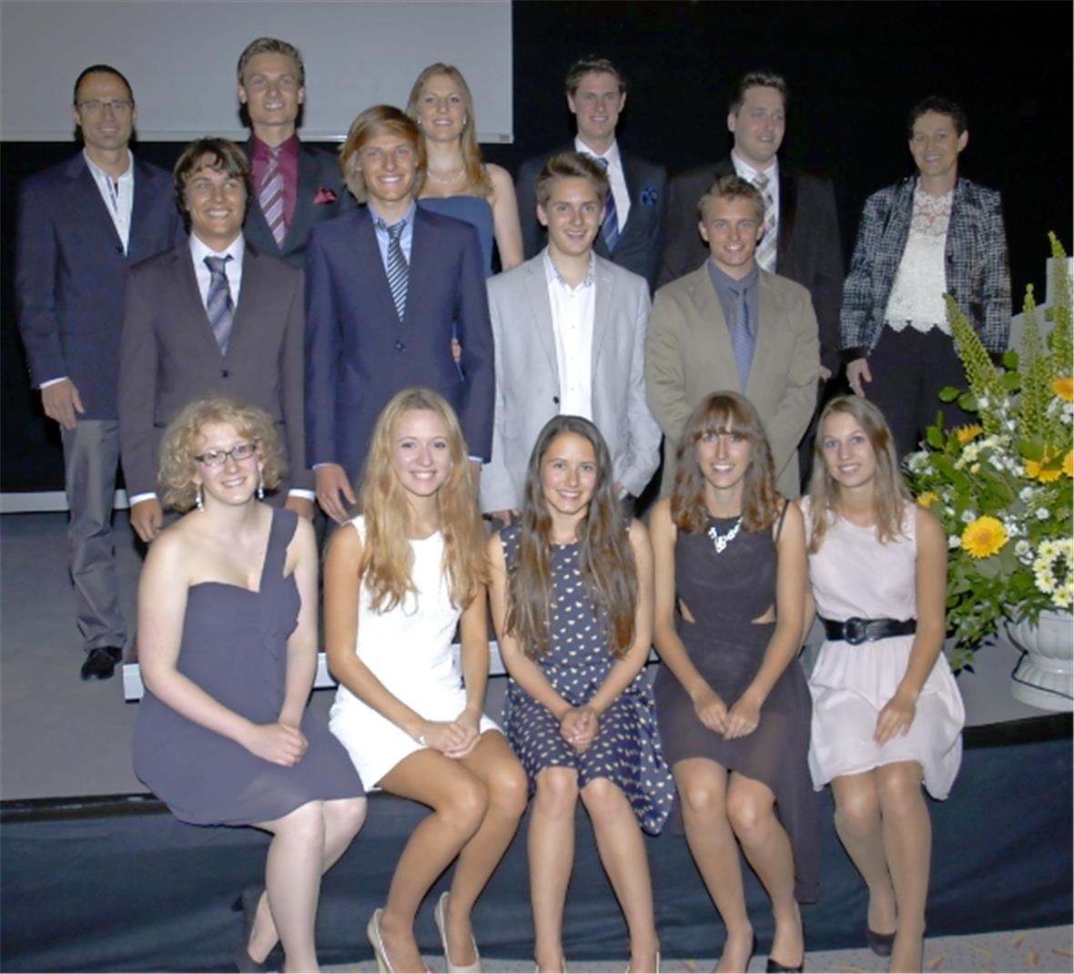 Hinten: Schulleiter Christoph Däpp, Christoph Domke, Daria Müller, Marco Dönier, Sandro Häberli, Klassenlehrerin Branka Fluri. Mitte: Michael Schoch, Niklas Kochsiek, Tim Hänni, Fabian Buchs. Vorne: Kerstin Bütschi, Fabia Solenthaler, Nina Hehlen, Carmen Steiner, Lorena Seifritz.