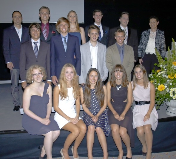 Hinten: Schulleiter Christoph Däpp, Christoph Domke, Daria Müller, Marco Dönier, Sandro Häberli, Klassenlehrerin Branka Fluri. Mitte: Michael Schoch, Niklas Kochsiek, Tim Hänni, Fabian Buchs. Vorne: Kerstin Bütschi, Fabia Solenthaler, Nina Hehlen, Carmen Steiner, Lorena Seifritz.