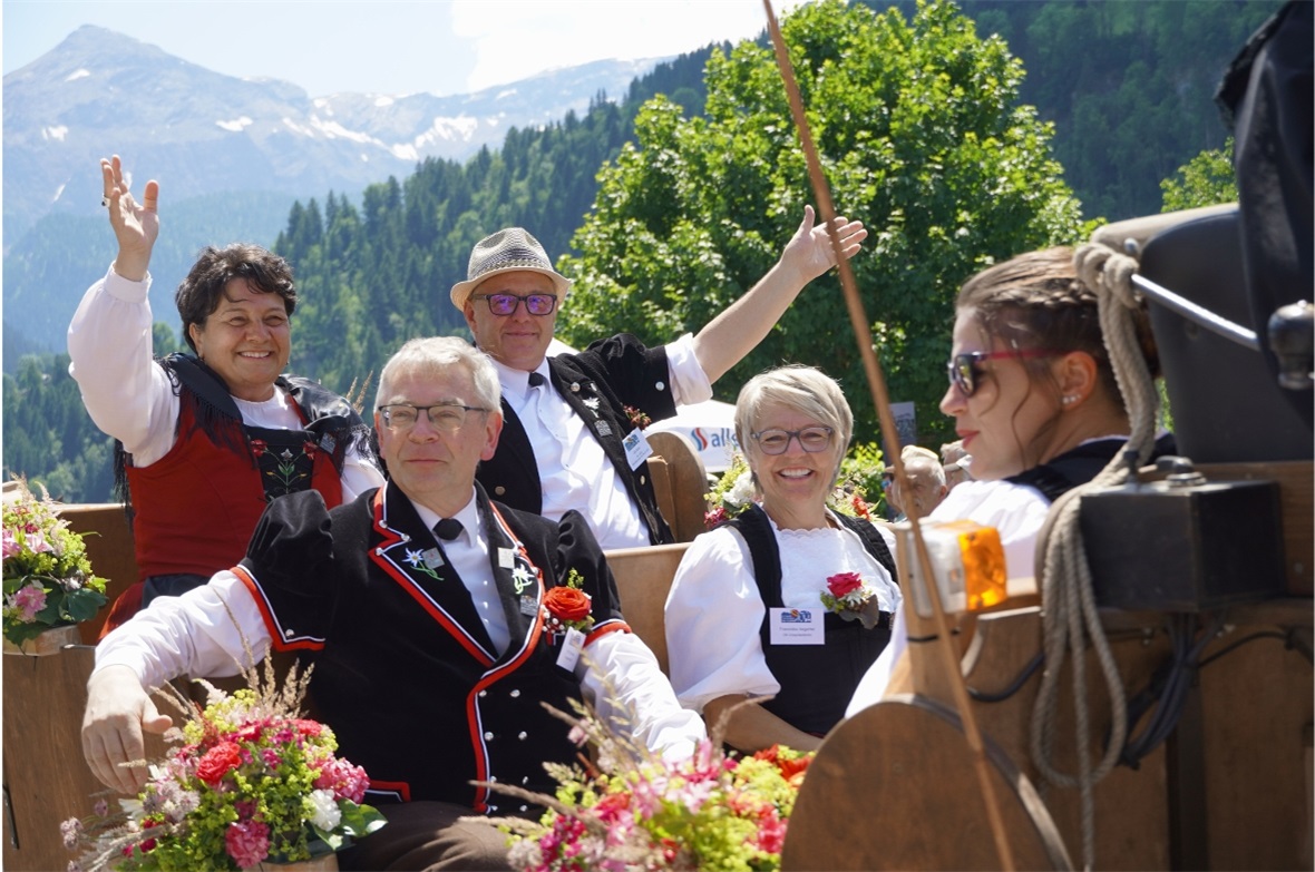 Hinten links Karin Niederberger, Präsidentin des Eidgenössichen Jodlerverbandes ...