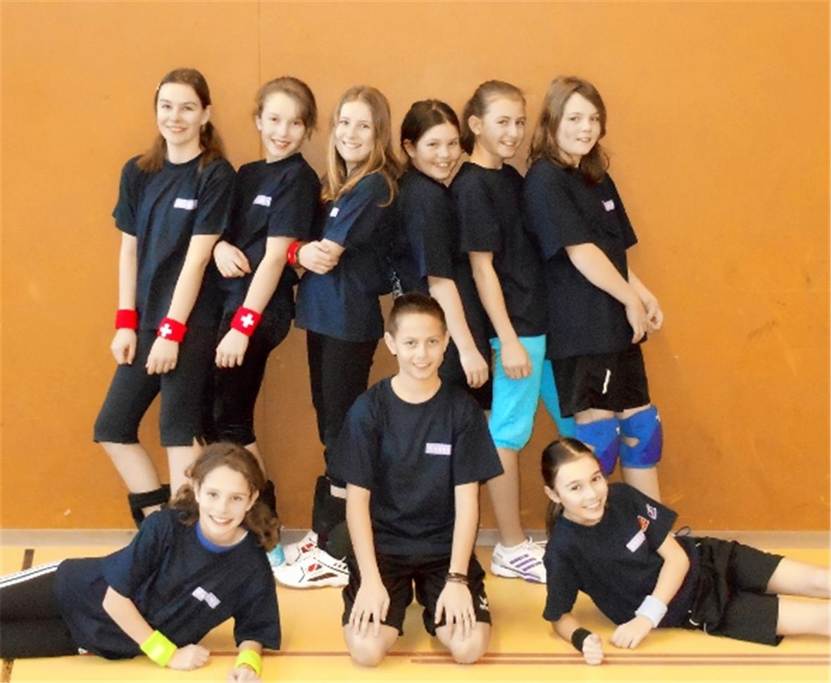 Hinten v.l.: Murielle Rindlisbacher, Aline Pfister, Larissa Hiltbrunner, Carmen Christeler, Zenia Hunziker, Anne-Viola Michel Vorne v.l.: Nadine Lanz, Ahmed Neza, Naomi Matti. Es fehlen: Marianne Sulliger, Tom Grütter, Janik Pfund.