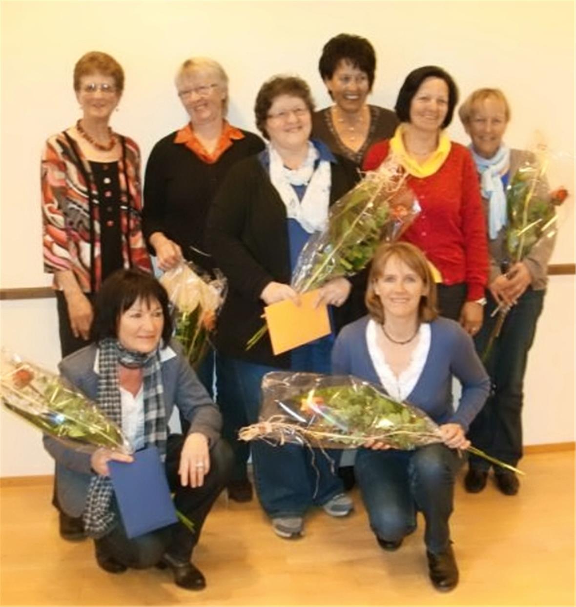 Neu- und Wiederwahlen im Vorstand Hinten v.l.n.r: Elsbeth Beetschen, Käthi Schopfer, Josy Bringold, Eliane Meyer, Margrith von Känel, Silvia Steiger; vorne: Agathe Metzger, Monika Perren