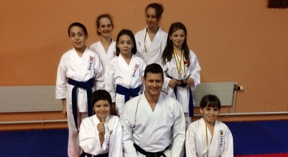 Hinten v.l.n.r.: Sarah Tschanz, Jessica Tschanz (3. Rang Kumite (Kampf) Mädchen U14 12–13 J.). Mitte v.l.n.r.: Evan Willié (3. Rang Kata (Kür) Knaben U10 8–9 J.), Justine Willié, Jara Krebs (3. Rang Kata (Kür) Mädchen U12 10 J. und 3. Rang Kumite (Kampf) Mädchen U12–11 J.). Vorne v.l.n.r.: Filipe Ruivo Vieira (3. Rang Kumite (Kampf) U14 12–13 J.), Trainer Roland Pfäffli, Lea Matti (3. Rang Kata (Kür) Mädchen U14 12–13 J.) Nicht auf dem Bild ist Gabriel Ferguson und Tamara Matti.
