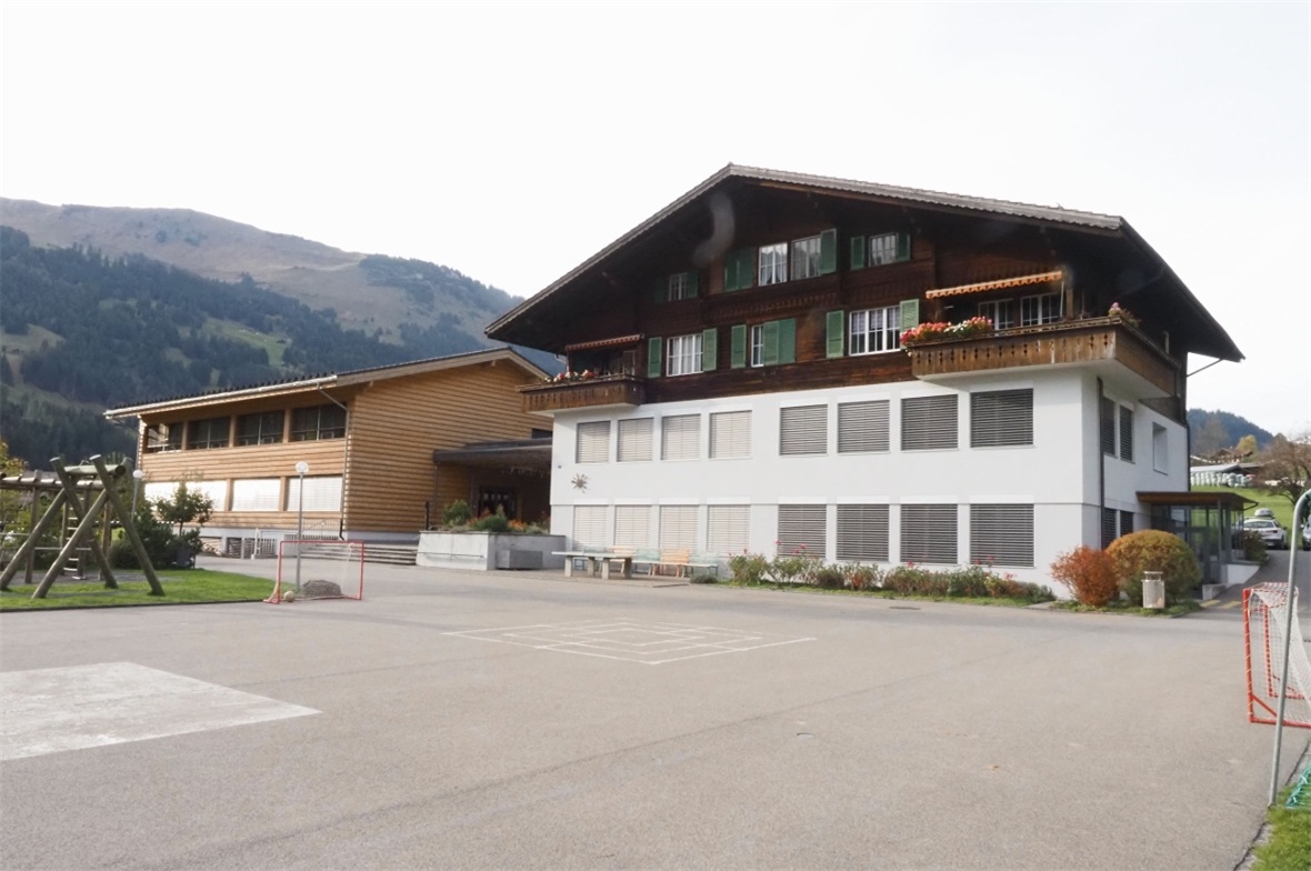 Hinter dem Schulhaus Moos gäbe es noch Platz, um falls gewünscht, die Oberstufe ...