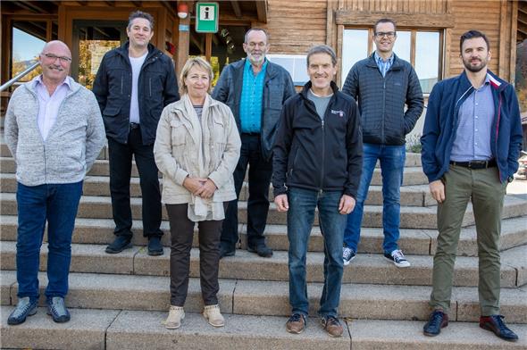 Hintere Reihe: Martin Lörtscher, SVP, bisher 408 Stimmen; Hans Rudolf Lehnherr, SVP, bisher 351 Stimmen; Bruno Stucki, SVP, bisher 417 Stimmen; Vordere Reihe: Markus Zaugg, parteilos, bisher 376 Stimmen; Barbara Josi, SVP, bisher 482 Stimmen, Peter Schmid, Gemeindepräsident SVP, bisher (stille Wahl), Mathias Siegenthaler, FDP, neu 304 Stimmen.