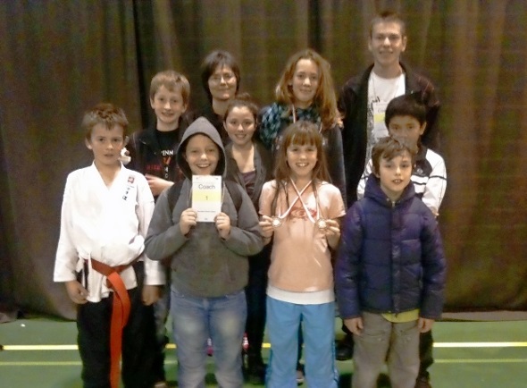 Hintere Reihe von links: Eric Würsten, Tamara Matti (Betreuerin), Jeanine Perren, Maya Baur, Simon Thurnherr (Coach), Marc-Alexandre Sollorano.Vordere Reihe von links: Tim König, Filipe Ruivo Vieira, Lea Matti, Thierry Perren. Es fehlen Sarah Tschanz und Tiago Pinto.