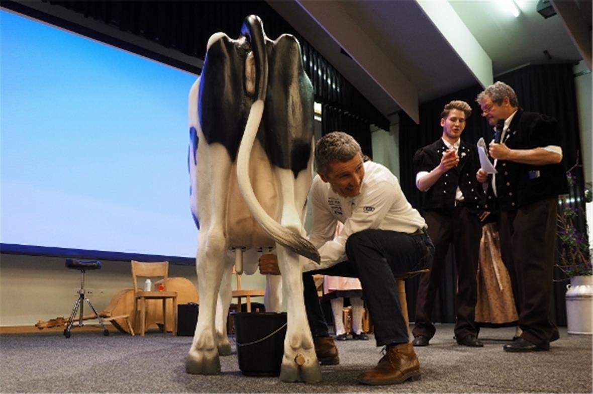 Hippolyt Kempf im Melkwettkampf gegen…