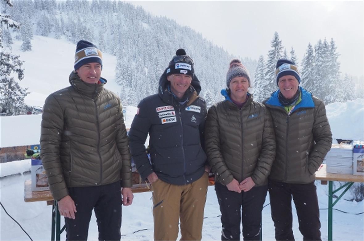 Hippolyt Kempf mit den OK-Mitgliedern des Skiclubs Zweisimmen.