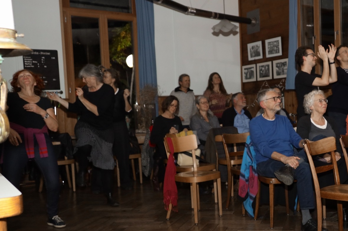 Hirsch-Ku Konzert mit Noumoucounda. Das Publikum liess sich mitreissen.