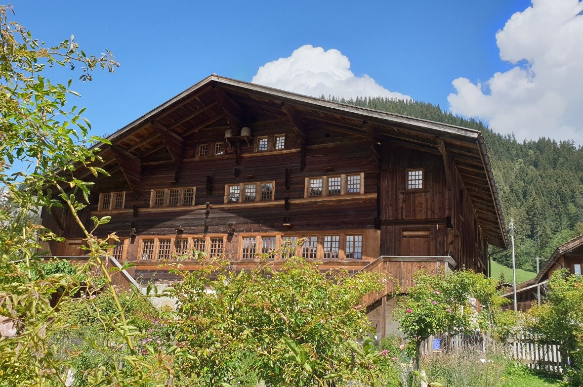 Historische Bauern- und Wohnhäuser sind ein wichtiger Teil der Simmentaler Hauswege.