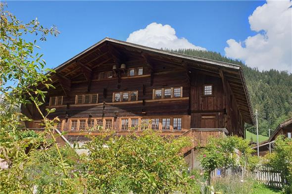 Historische Bauern- und Wohnhäuser sind ein wichtiger Teil der Simmentaler Hauswege.