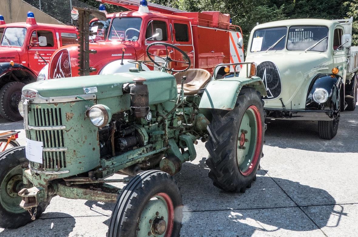 Historische Fahrzeuge, alle mit ungefähr dem gleichen Jahrgang wie der Papyrus-H...