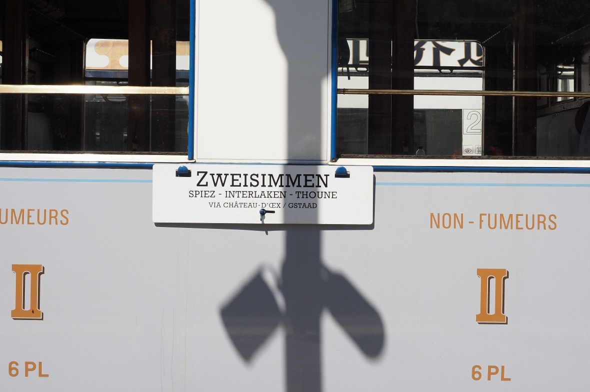 Historischer Zug am Zweisimmer Bahnhof.