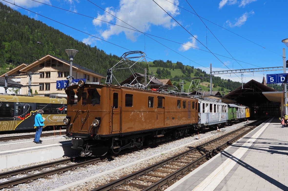 Historischer Zug am Zweisimmer Bahnhof.