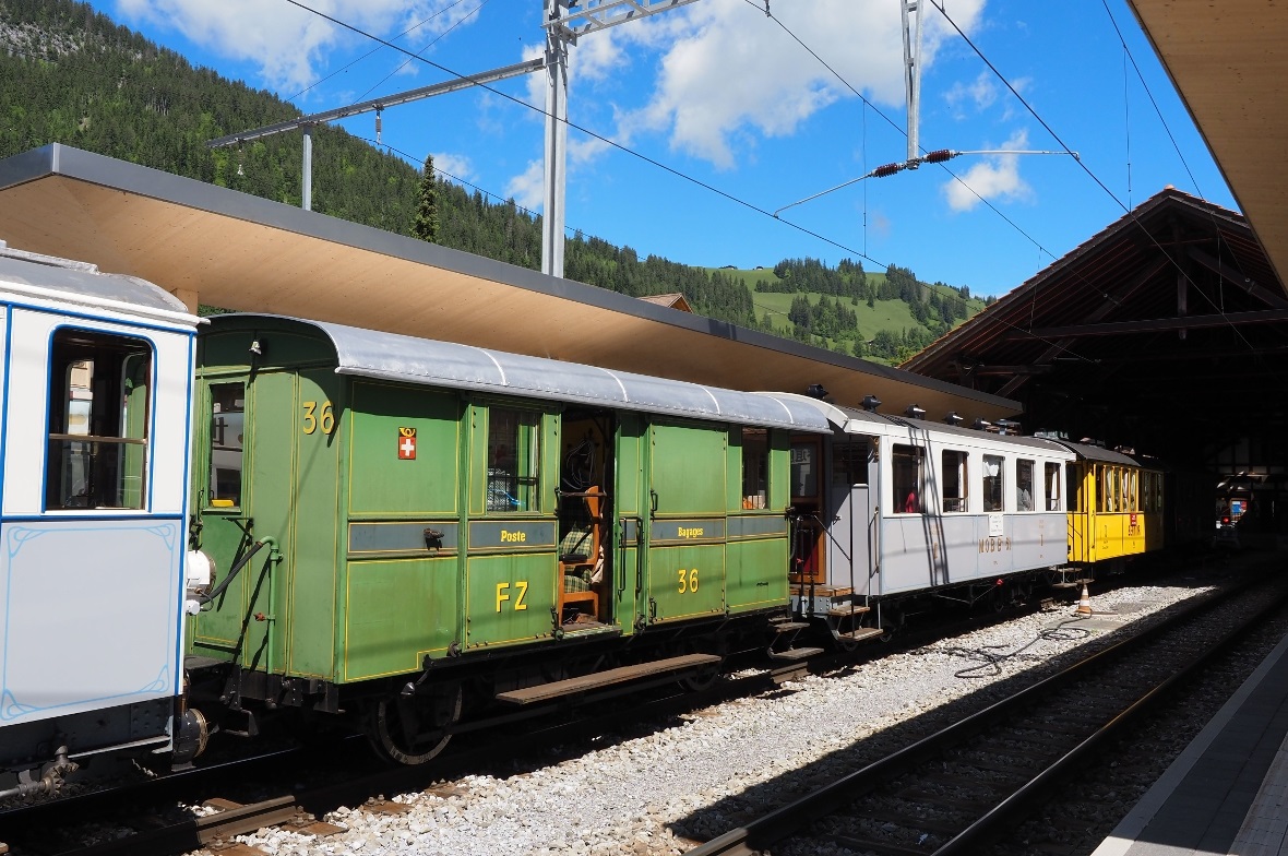 Historischer Zug am Zweisimmer Bahnhof.