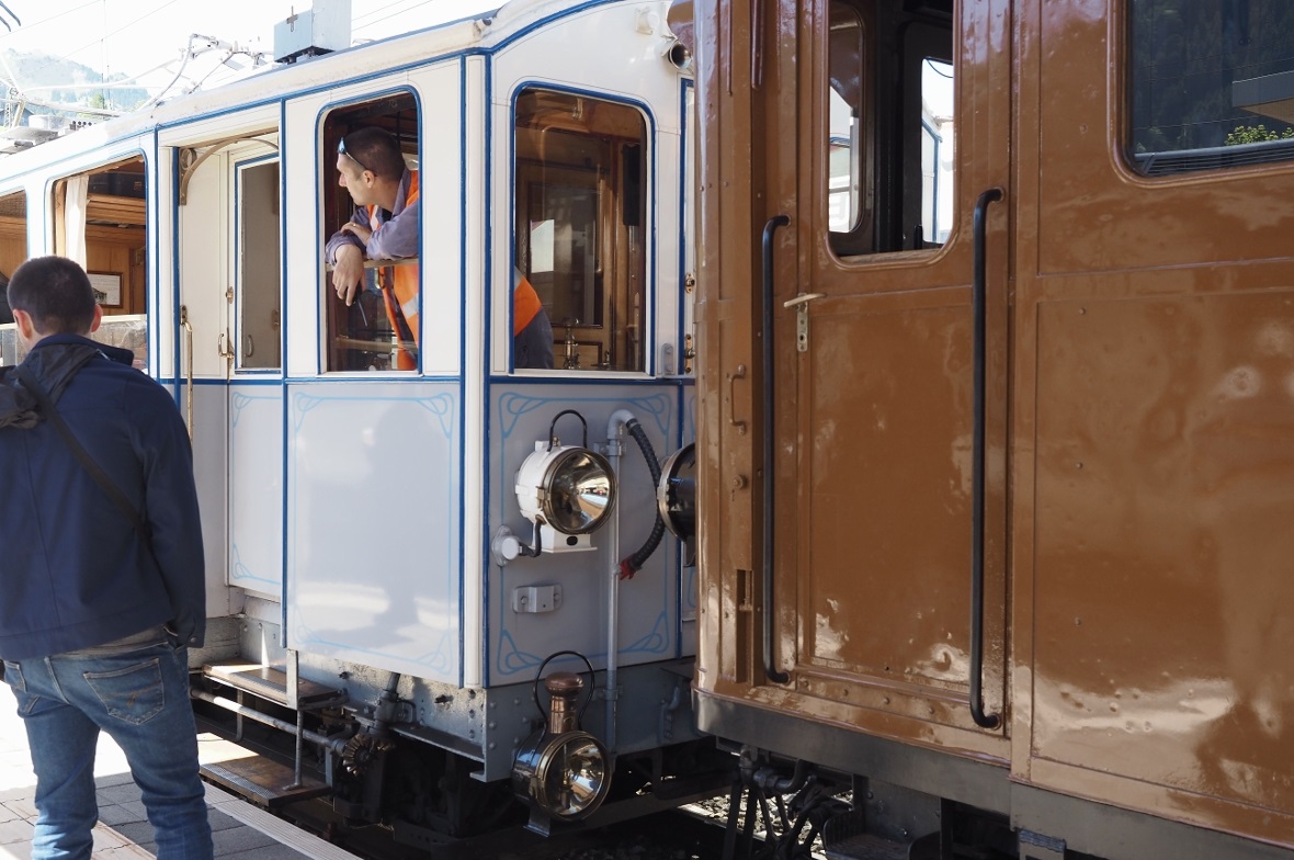 Historischer Zug am Zweisimmer Bahnhof.