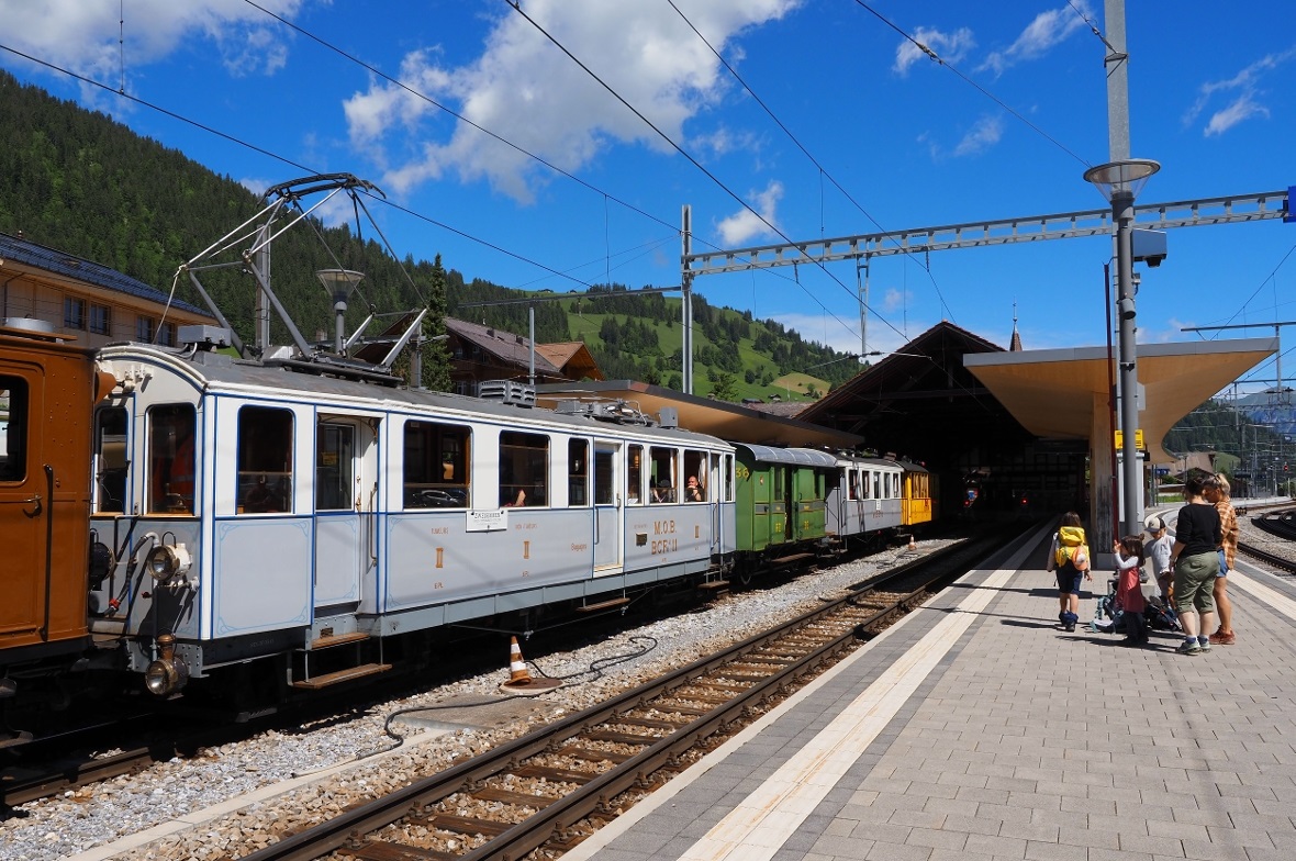 Historischer Zug am Zweisimmer Bahnhof.