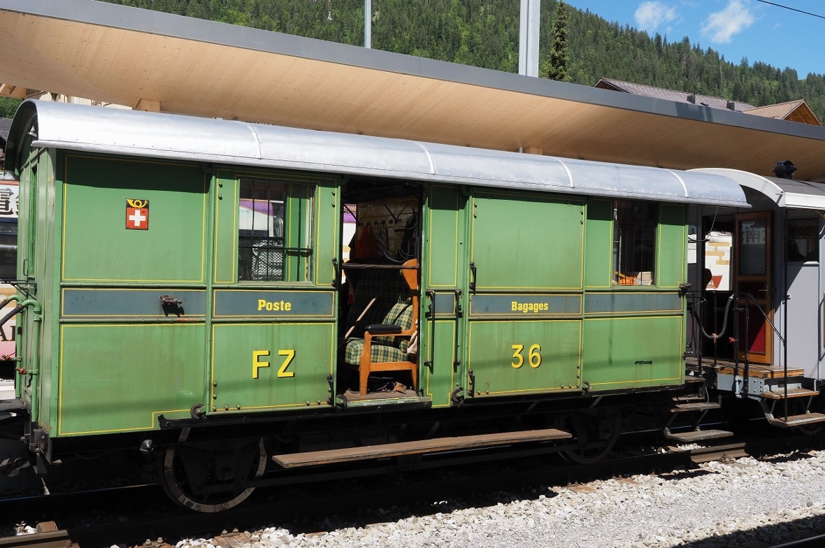 Historischer Zug am Zweisimmer Bahnhof.