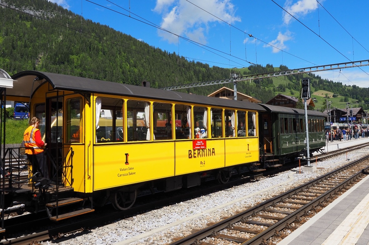 Historischer Zug am Zweisimmer Bahnhof.