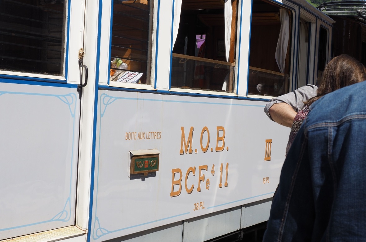 Historischer Zug am Zweisimmer Bahnhof.