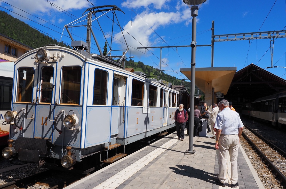 Historischer Zug am Zweisimmer Bahnhof.