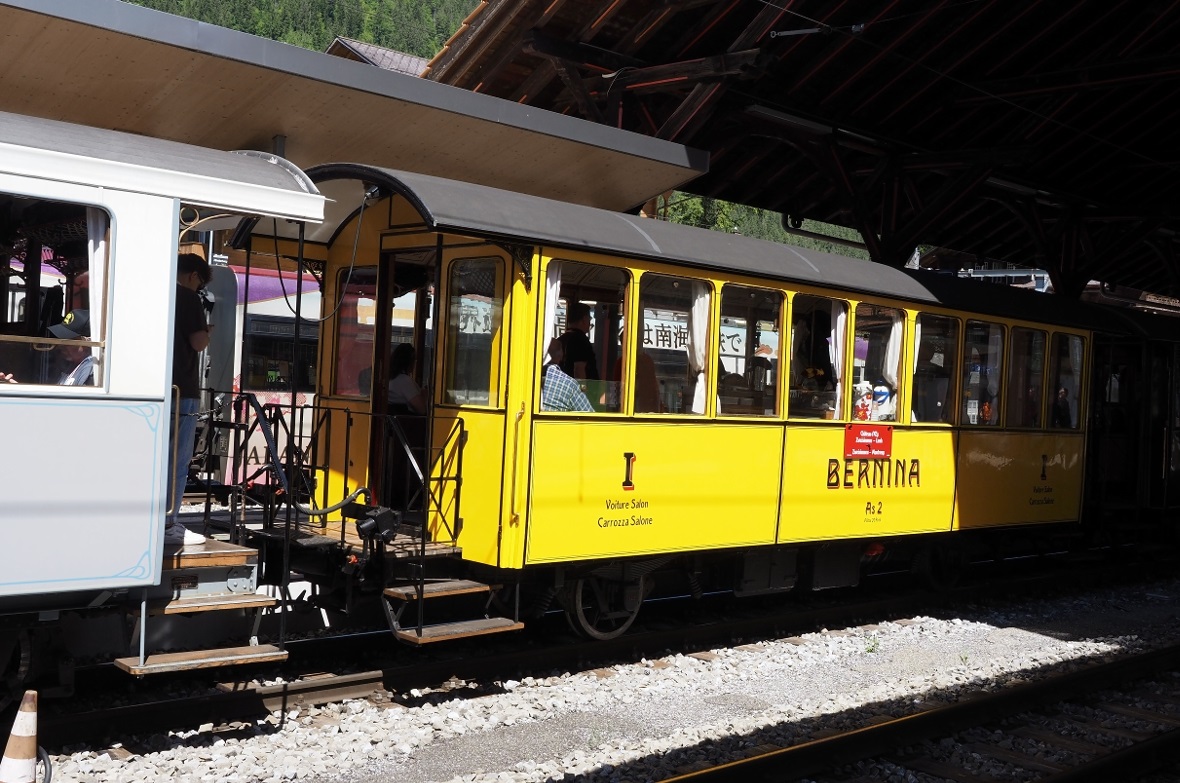 Historischer Zug am Zweisimmer Bahnhof.