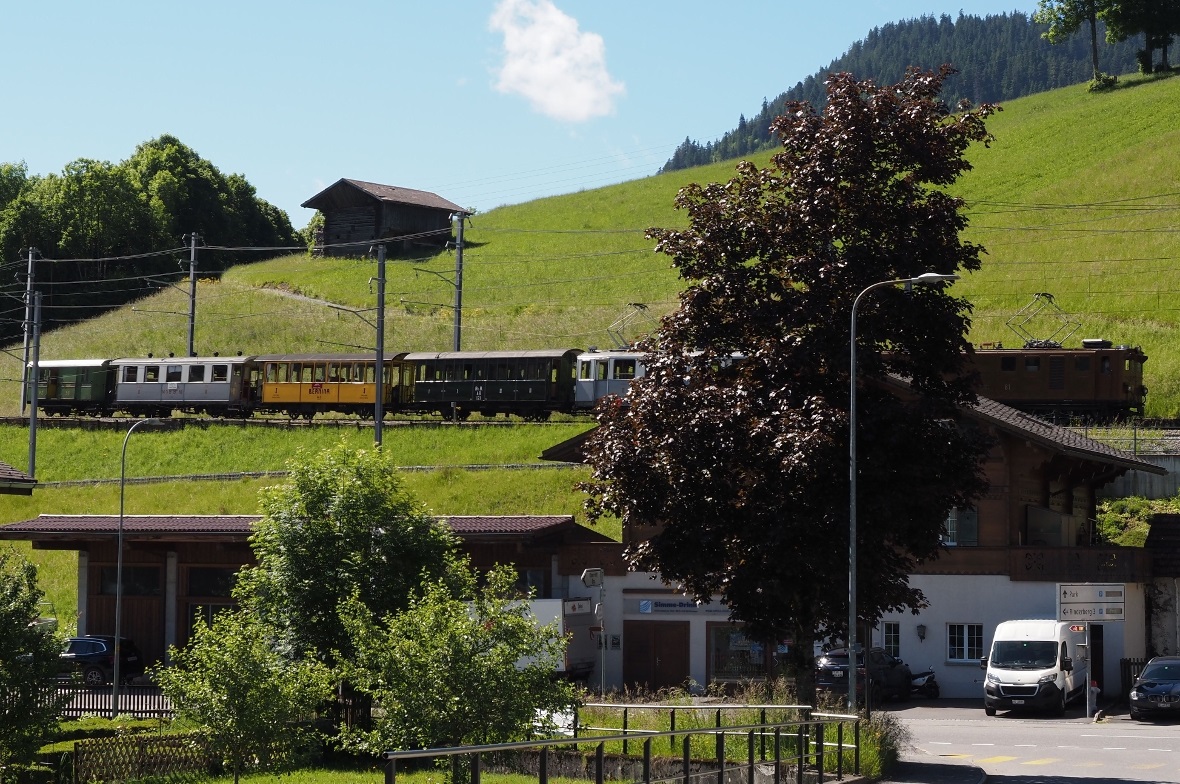 Historischer Zug am Zweisimmer Bahnhof.
