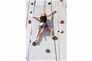 Hobby-Alpinistin an der Kletterwand