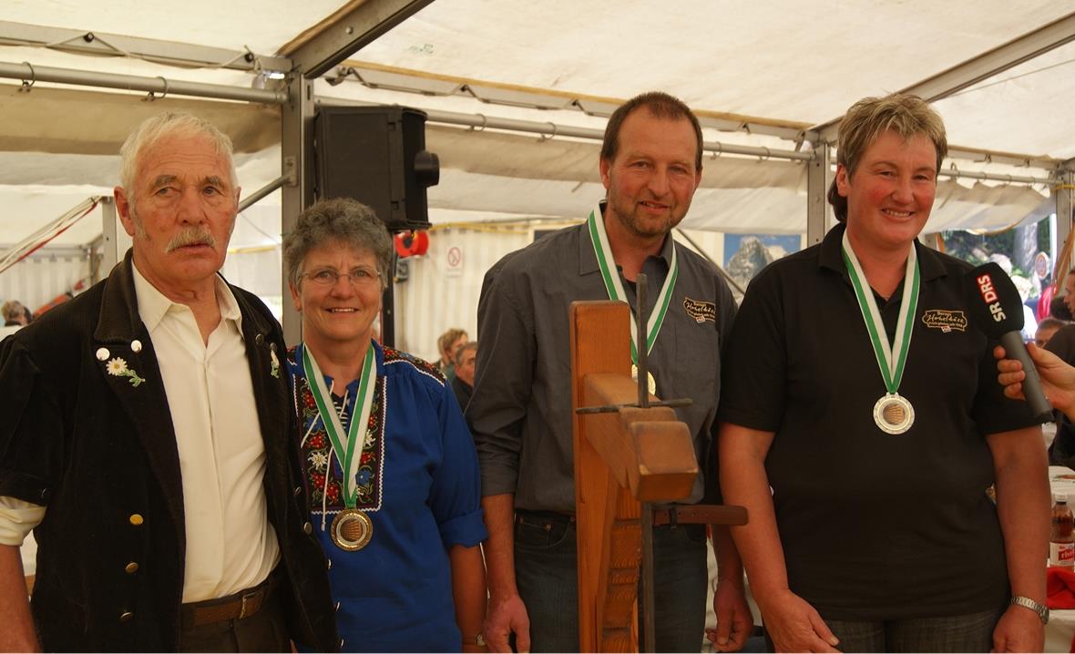 Hobelkäse: Bronze für Hans und Huldi Trachsel, Gold für Ueli und Hedi Tritten, alle aus Lenk.