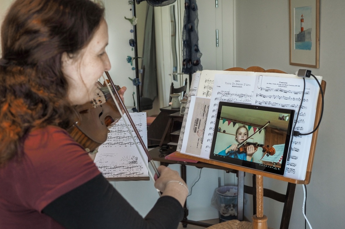 Hoch konzentriert stimmt Neyla ihre Geige – auch wenn der Stimmton von Aeschiried nach Frutigen fliegen muss.